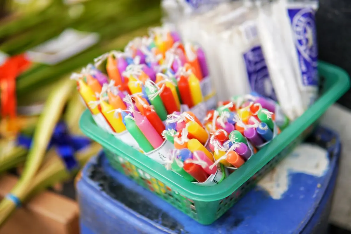Cesto com maços de velas coloridas guardadas para uso